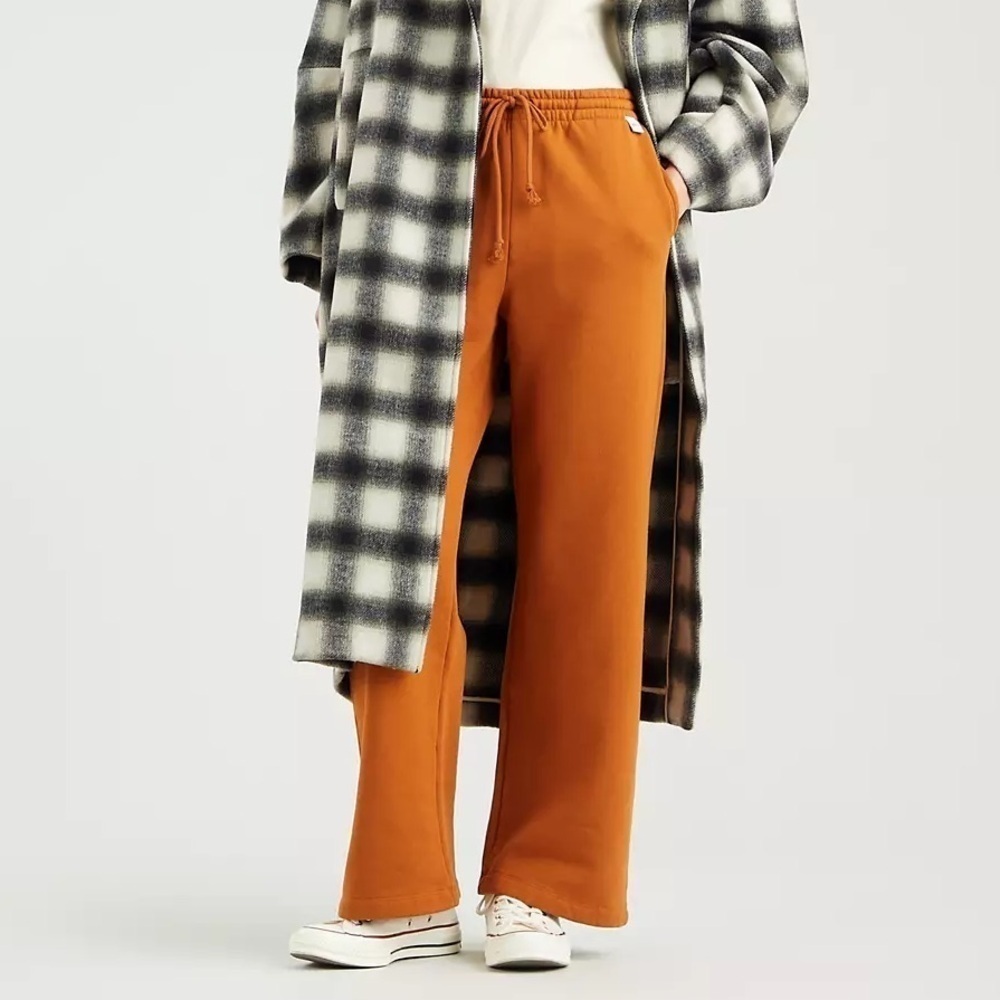 NWT Levi's Apartment Straight Leg Sweatpants Size Medium in Glazed Ginger Brown